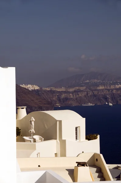 Casa sobre mar mediterráneo caldera santorini griego —  Fotos de Stock