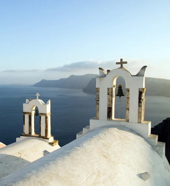 Grekiska ön twin bell tower kyrkan över caldera oia santori — Stockfoto