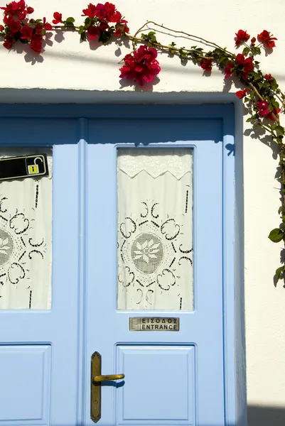 Типичные двери на греческих островах Санторини — стоковое фото