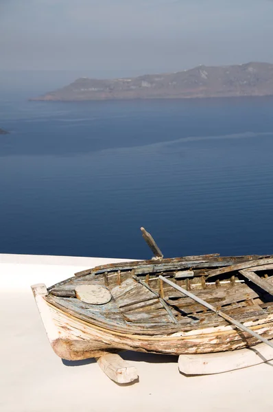 Vieux bateau de pêche île vue santorin — Photo