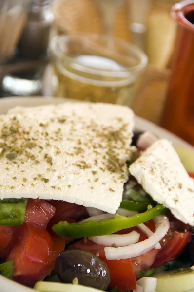 Грецький салат з домашнім вином — стокове фото