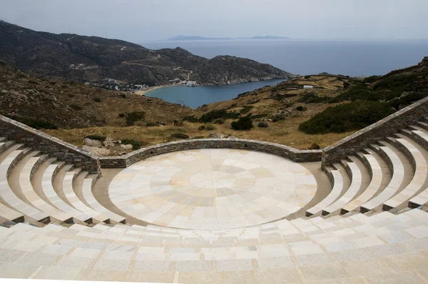원형 극장 Milopotas 비치 해 Ios 그리스어 섬 — 스톡 사진