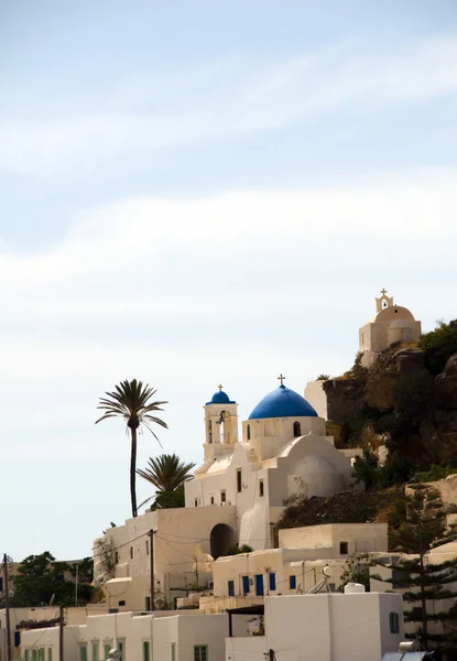 ギリシャの島教会青いドーム ios, キクラデス諸島 — ストック写真