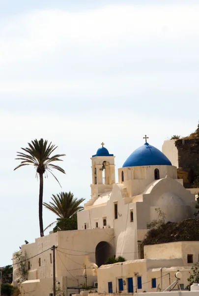 Tutejszy Kościół niebieski kopuły ios wyspy Cyklady — Zdjęcie stockowe