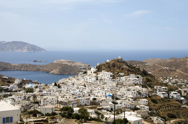 Il paesaggio della capitale Chora con vista sul mare Egeo Ios Cicladi — Foto Stock