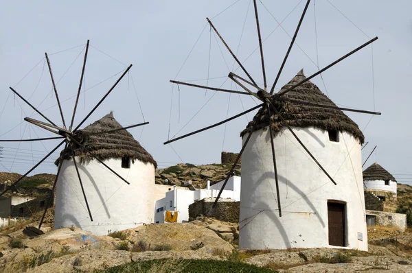 風車 ios 島キクラデス諸島ギリシャの屋根ふき材料の屋根 — Stock fotografie