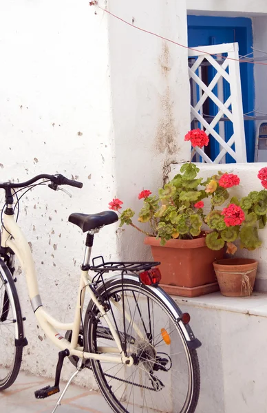 Rua cena bicicleta flores antiparos ilha grécia — Fotografia de Stock