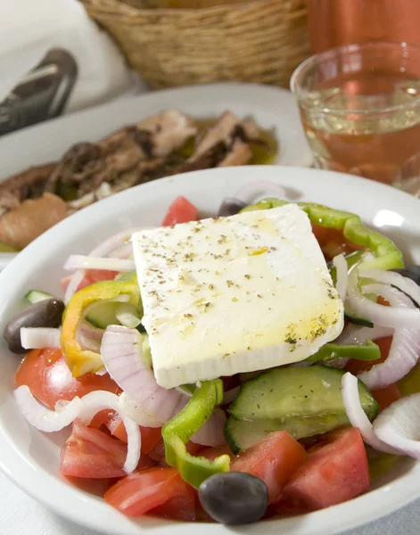 ギリシャの島にてギリシャ風サラダ — ストック写真