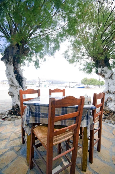 Typische Griekse taverna stoelen tabel kust antiparos eiland — Stockfoto