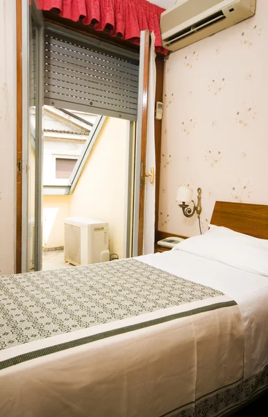 Malý jediný hotel pokoj Milán Itálie — Stock fotografie