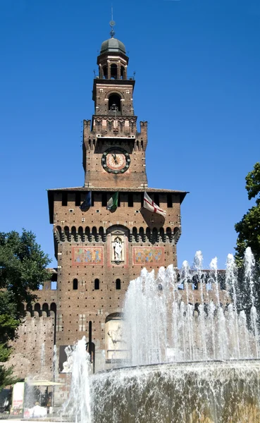 Castello Sforzesco Slottets indgang med springvand Milano Italien - Stock-foto