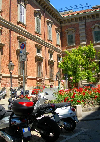 Scooters à moteur dans la rue Brera Milan Italie — Photo