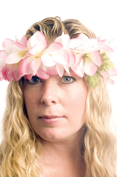 Mulher sexy com vestido floral e flores no cabelo — Fotografia de Stock