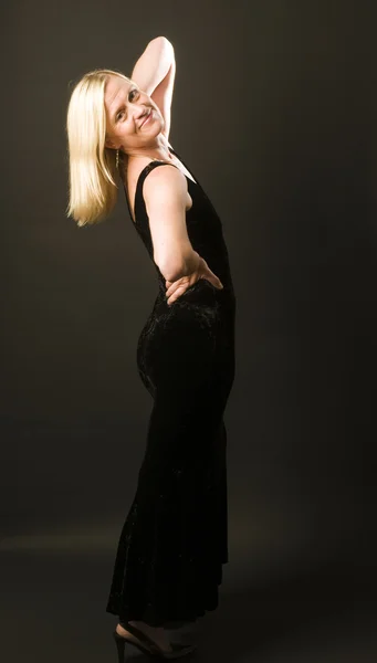 Donna glamour posa in abito da cocktail — Foto Stock