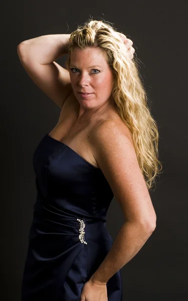 Glamouröse Frau posiert im Cocktailkleid — Stockfoto