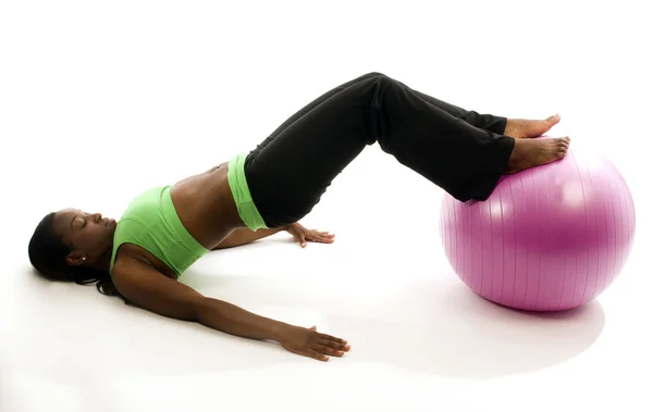 Joven bastante hispanoamericana africana mujer haciendo ejercicio con ajuste —  Fotos de Stock