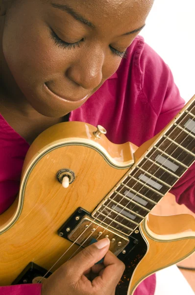 Junge hispanische schwarze Frau spielt E-Gitarre — Stockfoto