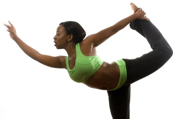 Joven mujer afroamericana bastante hispana ejercitando ballet de danza —  Fotos de Stock