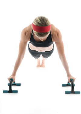 kadın fitness push up ön görünüm bar ile itme yaparken egzersiz