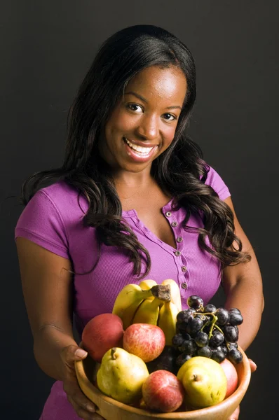 Mujer afroamericana hispana bastante latina con fruta fresca saludable — Foto de Stock