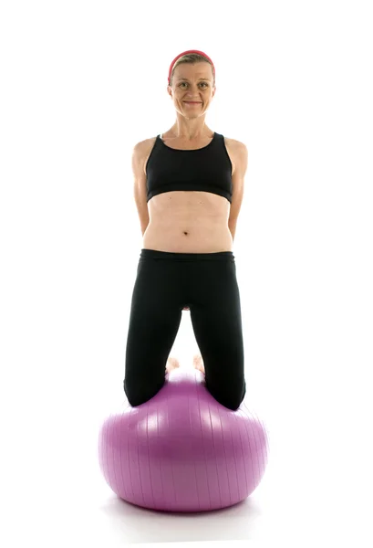 Equilibrio ejercicio fuerza pose mediana edad mujer fitness núcleo bola — Foto de Stock