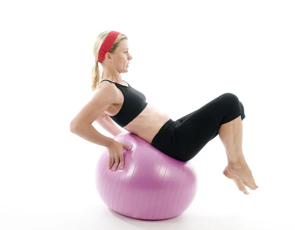 Sentar-se ups força pose meia idade mulher fitness core ball — Fotografia de Stock