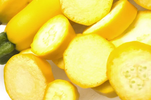 Twee gele courgette squash met segmenten — Stockfoto