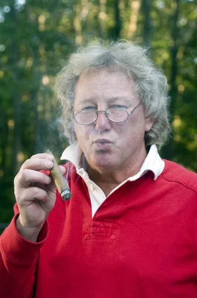 Homem sênior fumar charuto grande — Fotografia de Stock