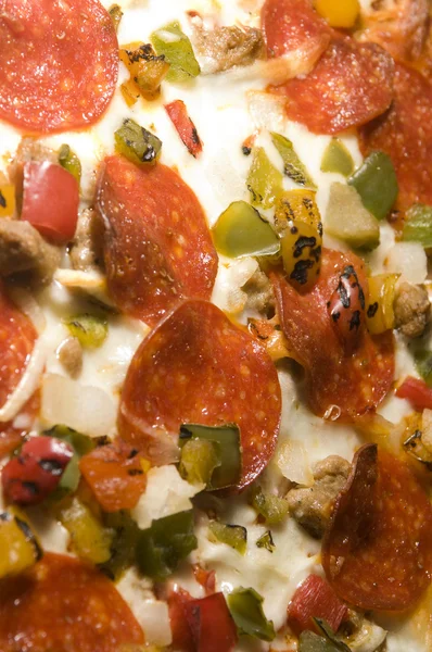 Suprema pizza pepperoni salchicha fuego pimientos asados — Foto de Stock