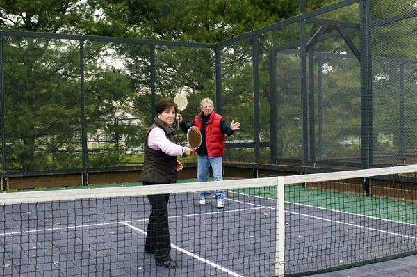 Muž a žena hrající tenis pádlo platforma — Stock fotografie