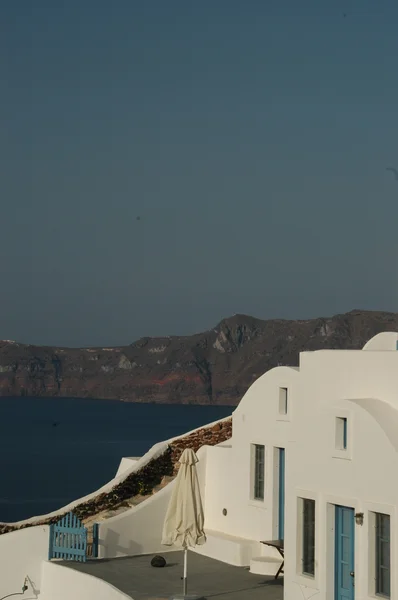 Pátio com vista vulcânica da ilha em santorini — Fotografia de Stock