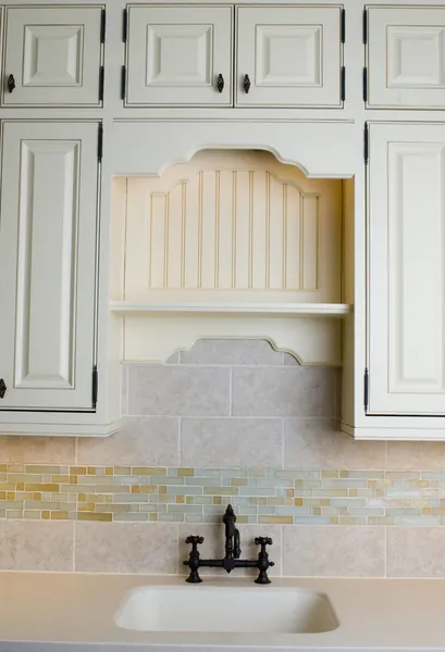 Custom kitchen with tile work — Stock Photo, Image