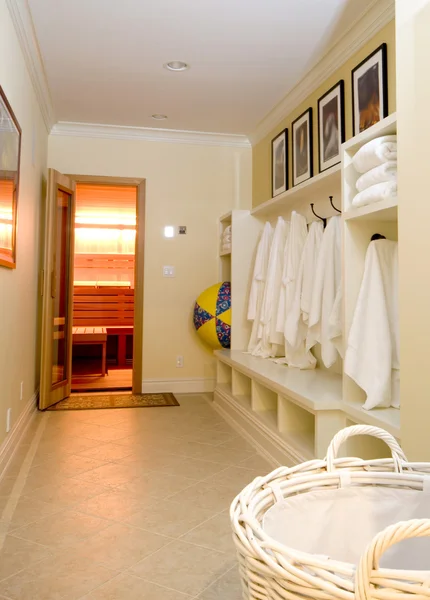 Vestiário com roupões de banho toalhas — Fotografia de Stock