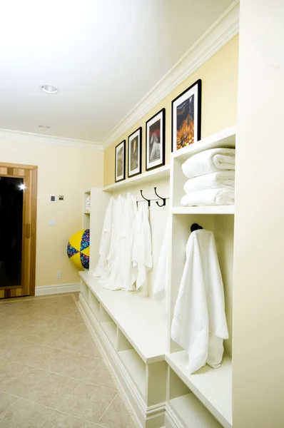 Kleedkamer met badjassen-handdoeken — Stockfoto