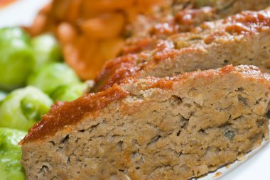 Brüksel lahanası ve havuç ile rulo köfte