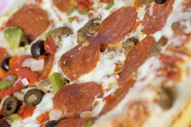 Yüce pizza ve kırmızı şarap