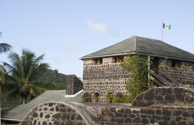 yerli bayrak ile bequia St vincent ve Grenadinler St vincent bayrak ile eski Kalesi
