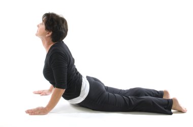 kadın yoga pozisyon cobra dirsek basın
