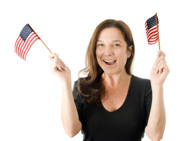 mutlu bir kadın vatansever Amerikan bayrakları sallayarak