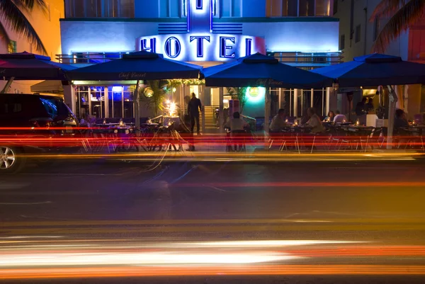 Art deco hotel neon ışıkları gece çekimi — Stok fotoğraf