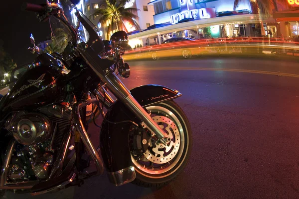 Motosiklet south beach gece çekimi — Stok fotoğraf