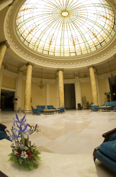 Atrium old hotel lobby with chairs lima peru — Stock Photo, Image