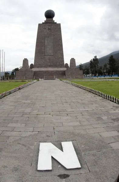 Mitad del mundo ekvatorn ecuador — Stockfoto