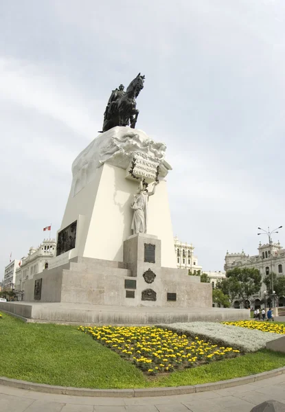 Jose san Martin üzerinde plaza san martin lima peru heykeli — Stok fotoğraf