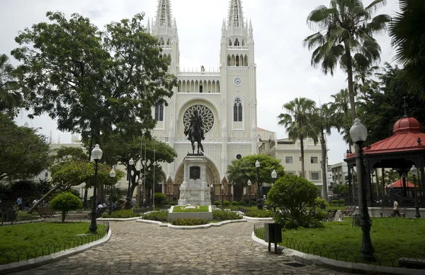 Estatua simon bolívar parque y catedral guayaquil ecuador sudamericana — Foto de Stock