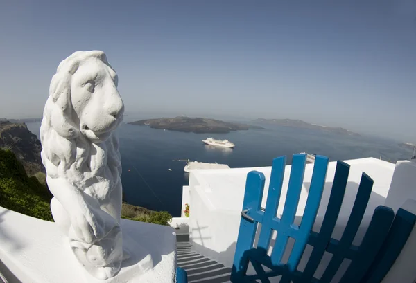 Standbeeld over santorini haven — Stockfoto