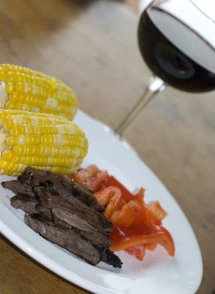 Spódnica stek z kukurydzy i czerwonej papryki — Zdjęcie stockowe