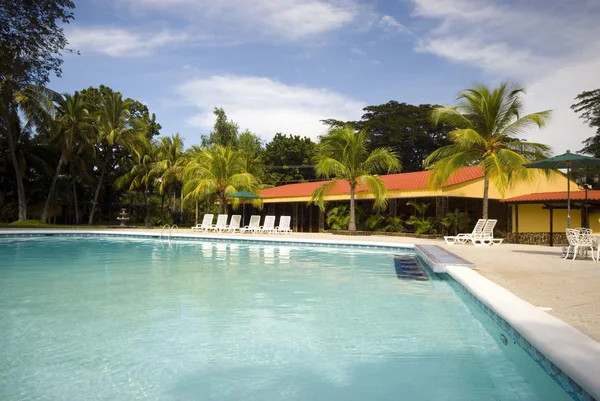 Готель плавальний басейн — стокове фото