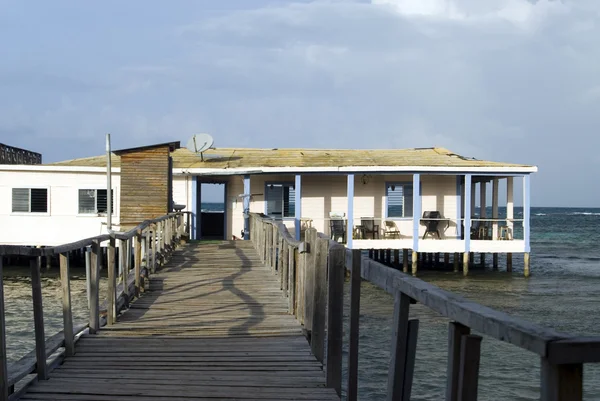 Restaurante destartalado sobre el mar —  Fotos de Stock