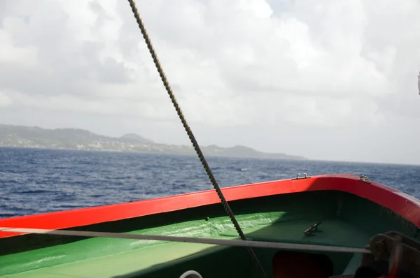 Bateau de sauvetage avant sur ferry avec st. vincent en arrière-plan — Photo